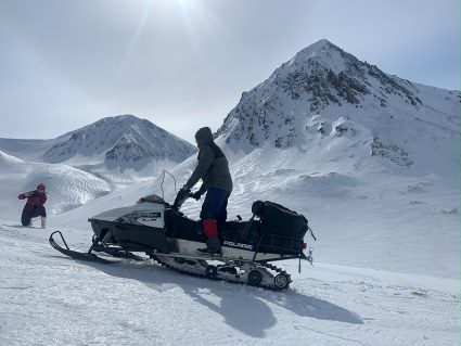 Экскурсия в пассажирской нарте за снегоходом на горный массив Вачкажец от санатория Начики
